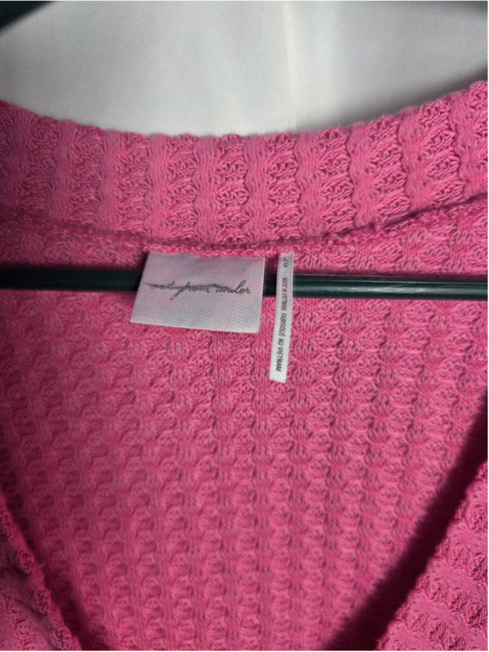 Women's Out From Under Pink Waffle Knit V-Neck Cropped Sweater Size L preppy - Picture 2 of 3